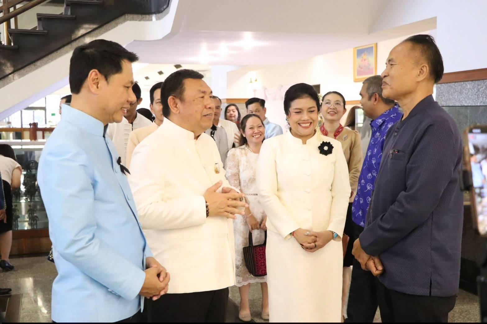 title - ศพส. จัดงาน “รักแห่งศิลป์ รักแห่งแผ่นดิน” เพื่อน้อมรำลึกในพระมหากรุณาธิคุณของสมเด็จพระนางเจ้าสิริกิติ์ พระบรมราชินีนาถ พระบรมราชชนนีพันปีหลวง ณ ศูนย์ส่งเสริมและพัฒนาอาชีพเสริมนอกภาคการเกษตร (ศูนย์ศิลปาชีพบางไทรฯ เดิม)